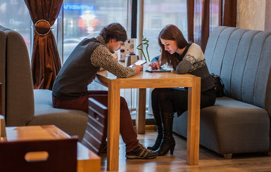 Запорожцы обсуждают революцию в кафе и отказываются от турпоездок