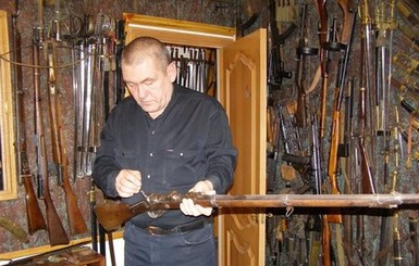 В Запорожье привлекут к уголовной ответственности милиционеров, которые разобрали частную коллекцию оружия