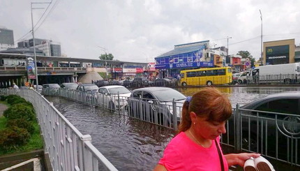 Затопило проезд под станцией метро Левобережная