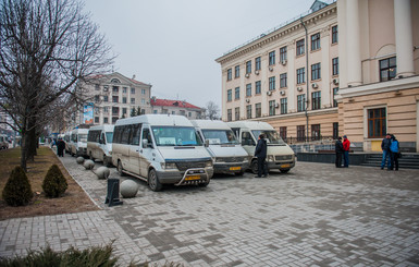 В Запорожье на забастовку вышли полсотни маршрутчиков
