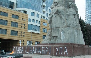 В Днепропетровске осквернили памятники Славы, афганцам и генералу Пушкину
