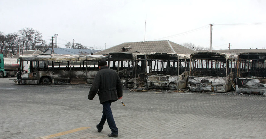 В Днепропетровске коктейлем Молотова сожгли 27 автобусов