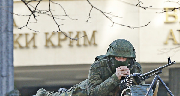 В Крыму солдаты пришли на военный аэродром и Керченскую переправу