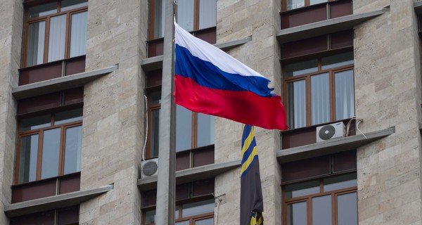 В Донецке у обладминистрации подняли российский флаг