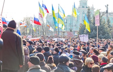 В Луганске российский флаг подняли, а затем сняли 
