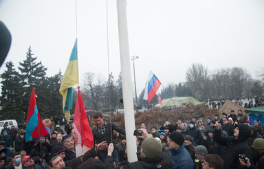 Под ликование митингующих в Одессе подняли флаг России