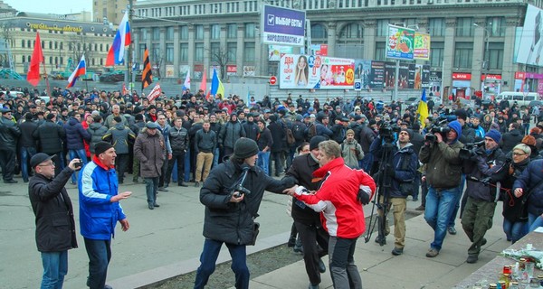 В Днепропетровске Антимайдан разгромил площадь Героев Майдана