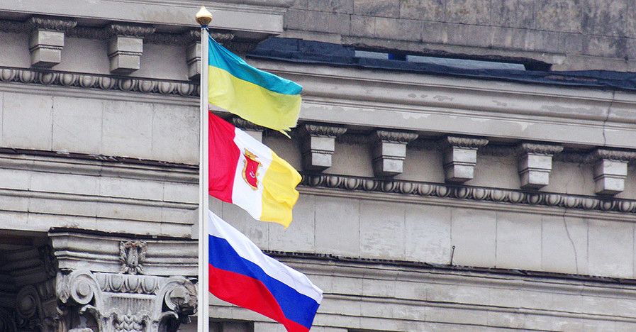 На здании одесской обладминистрации сменили флаг Украины на стяг города