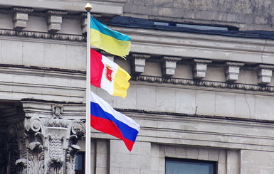 На здании одесской обладминистрации сменили флаг Украины на стяг города