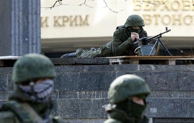 СМИ: Российские военные в Крыму вывозят оружие из двух воинских частей ВСУ