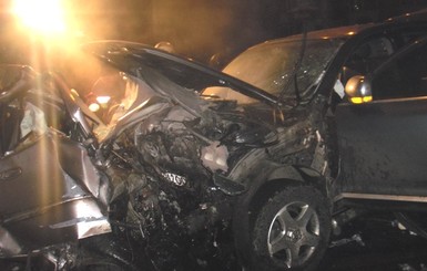 В Киеве спасатели обнаружили в автомобиле четырех погибших