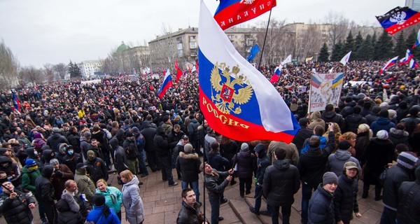 Митинг в Донецке просит Россию ввести миротворцев