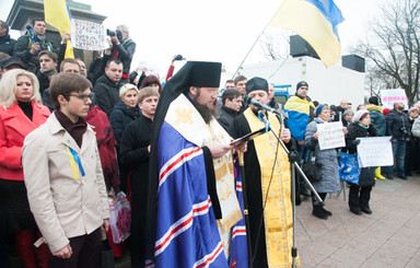 На одесском Майдане молились священники, а Митрополит местной церкви вышел из состава областного совета