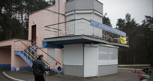 На место расстрела гаишников в Киеве несут цветы и свечи