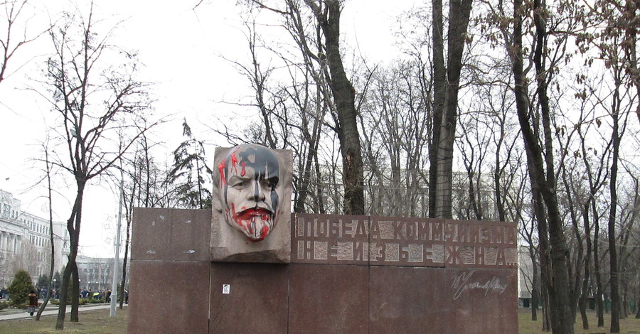 В Днепропетровске облили краской еще один памятник Ленину