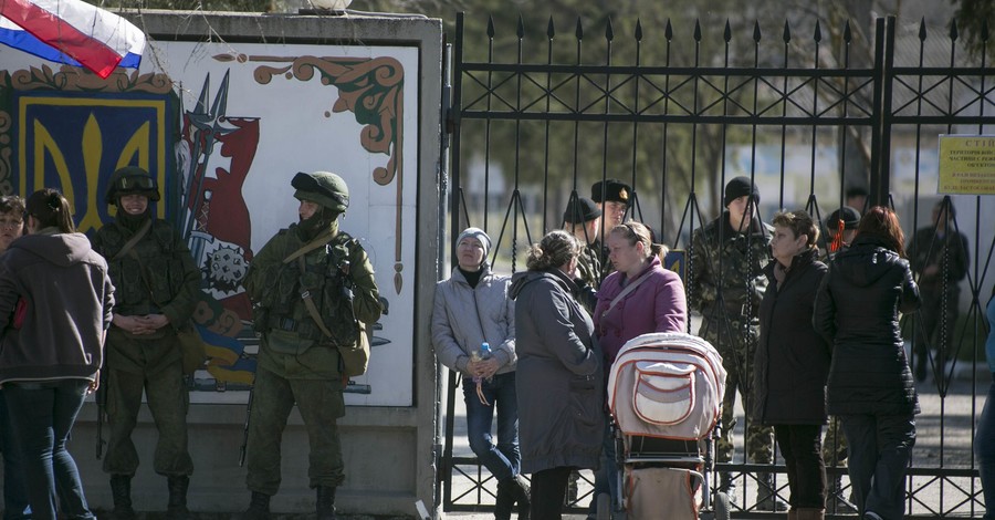 Крымчане просят военных не стрелять друг в друга 
