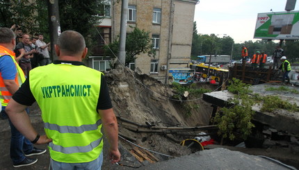 В Киеве дождем подмыло опору моста