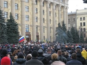Харьковскую администрацию штурмуют люди с российскими флагами