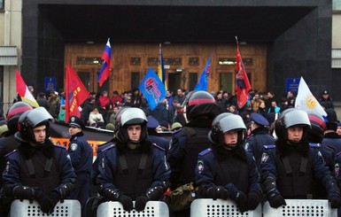 В Донецке слушают Вакарчука, а во Львове готовятся защищать стратегически важные объекты