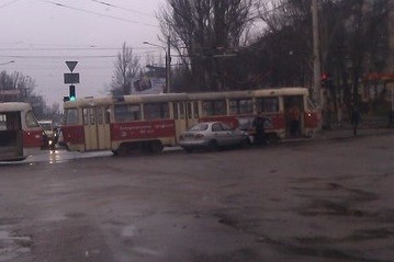 В центре Запорожья легковушка врезалась в трамвай