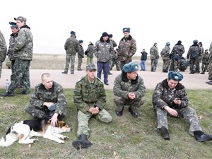 Украинцы помогают армии деньгами, едой и письмами