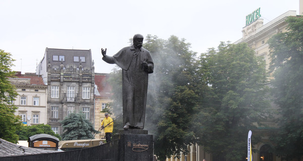 К юбилею памятник Тарасу Шевченко почистят и устроят 
