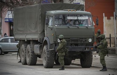Российские войска сняли блокаду украинских военных баз, но из Крыма не уехали 