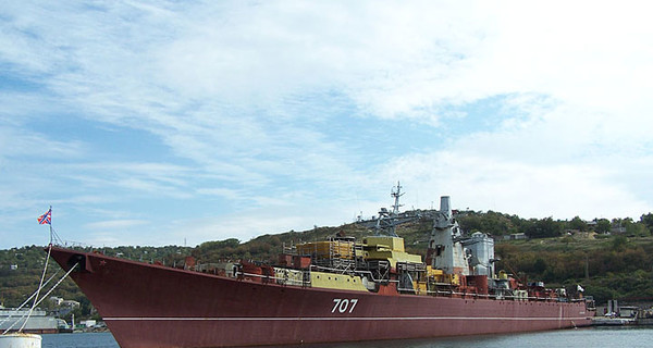 Россияне затопили свой списанный корабль, чтобы заблокировать украинские судна