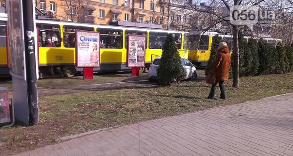 В Днепропетровске парализовано движение в центре города
