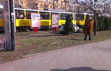 В Днепропетровске парализовано движение в центре города