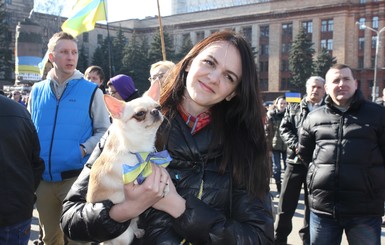 В Днепропетровске митингующим делают патриотичный маникюр