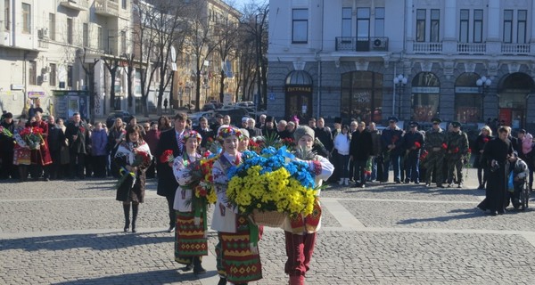 Харьковчане принесли к Кобзарю 100-метровый флаг
