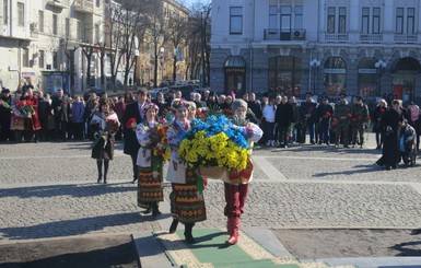 Харьковчане принесли к Кобзарю 100-метровый флаг