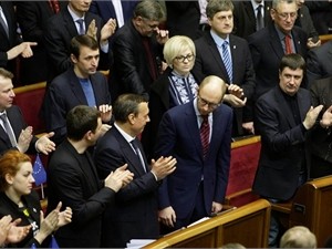 Рада решает, как реагировать на военные действия в Крыму