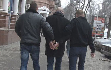 Сутенер хотел вывезти будущих проституток из Одессы в Казахстан
