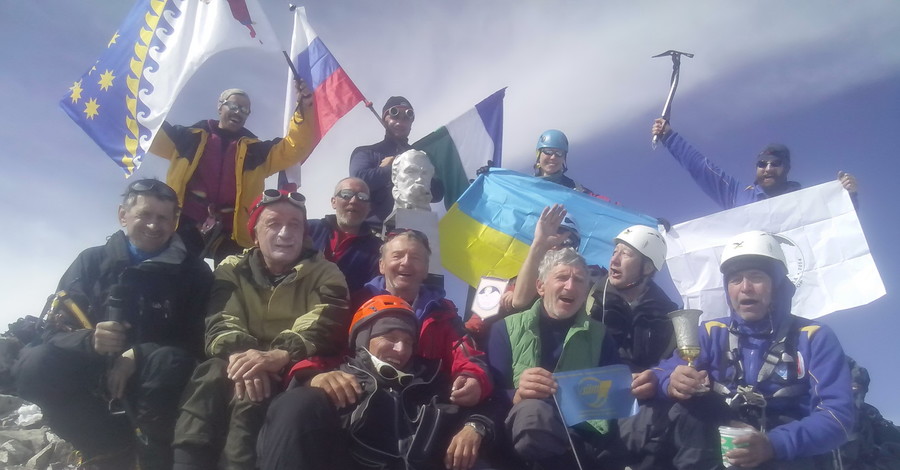 16 альпинистов отметили юбилей Кобзаря на четырехтысячной высоте