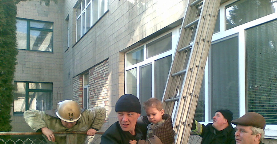В Киевской области ребенок звал маму, стоя на краю подоконника