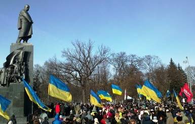 В Харькове политический кризис помирил фанатов, а бизнесмены стали зарабатывать на флагах