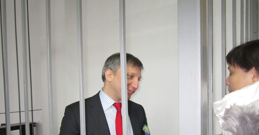 Андрей Слюсарчук в камере читает книги о медицине и уголовный кодекс