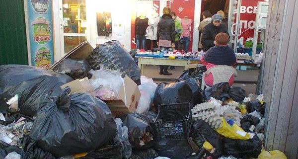 Киевские рынки тонут в мусоре