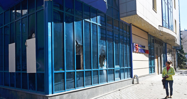 Вооруженных парней, захвативших банк, отпустили под честное слово 