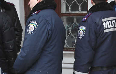 Нападение в центре Киева: неизвестные в масках забаррикадировались в здании