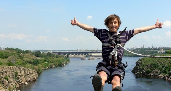 В Запорожье экстремалы открывают сезон прыжков с моста