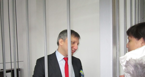 Слюсарчук в камере штудирует медицину и Уголовный кодекс 