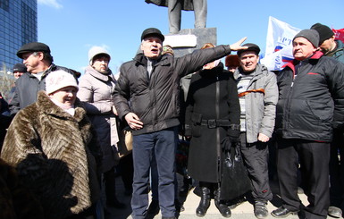 В Донецке митингующие перекрывают улицы и пытаются штурмовать  здание СБУ