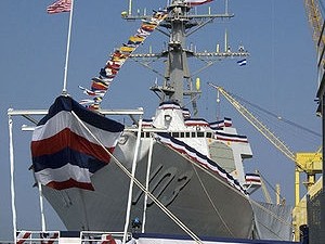 Ракетный эсминец ВМС США продолжит учения в Черном море