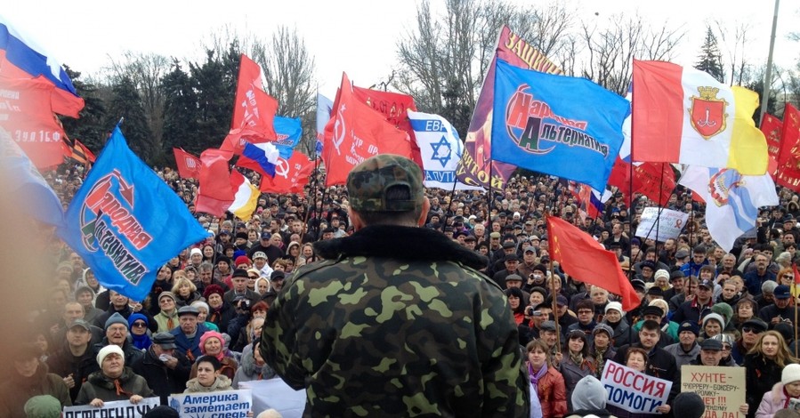 Одесситы прошли колонной по улицам и потребовали дополнительный выходной