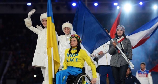 На закрытии Паралимпиады знаменосец Украины вышла в футболке с надписью 