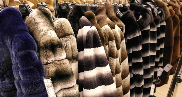 Молодой учитель украл 21 шубу с распродажи, чтобы сделать подарок любимой