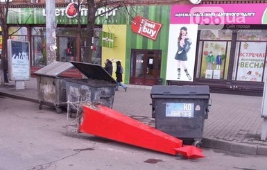 В Днепропетровске вандалы разбили стелу в память о жертвах нацизма